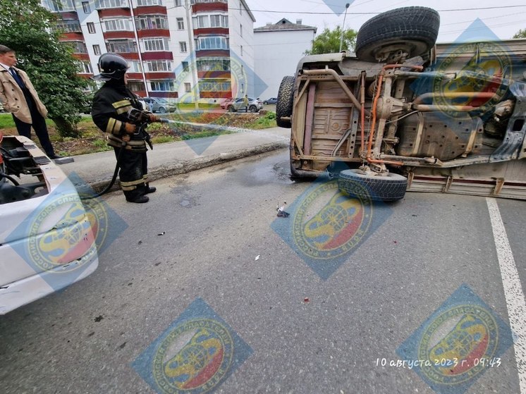 Спасатели выезжали на место серьезного ДТП в Южно-Сахалинске