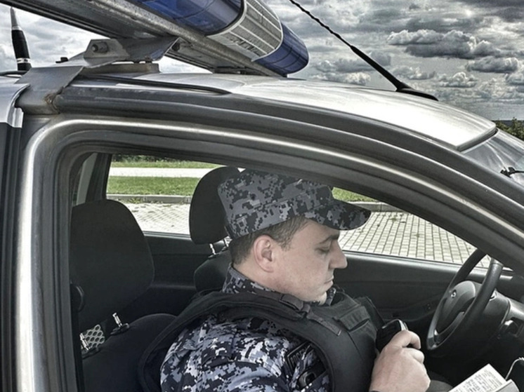 Во Владимире росгвардейцы уберегли дедушку от мошенников
