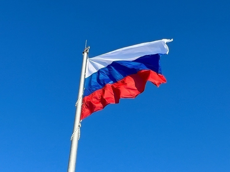 В Новом Уренгое сняли триколор с флагштока из-за непогоды