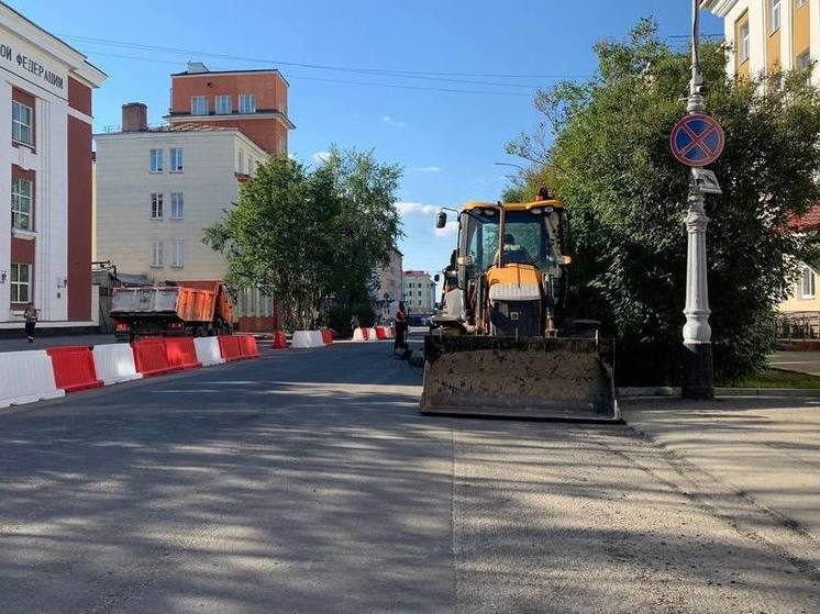 В Мурманске ремонтируют дорогу на улице Профсоюзов