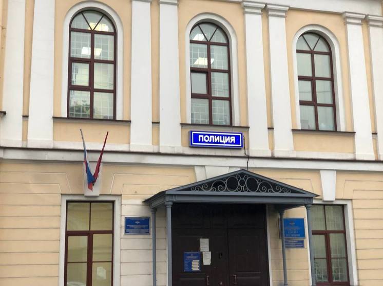 На парковке около гипермаркета на Бухарестской улице нашли гниющий труп мужчины
