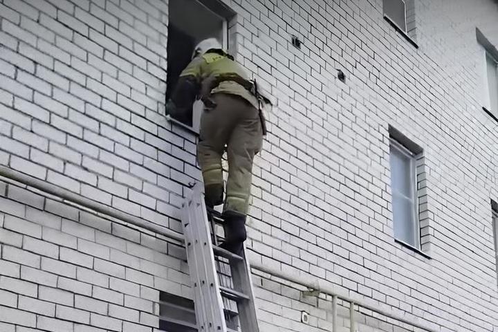 Курские спасатели вызволили 65-летнюю пенсионерку из запертой квартиры