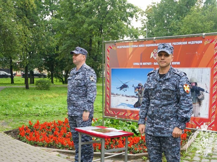 Росгвардейцы набирают людей в армию на улицах Петрозаводска