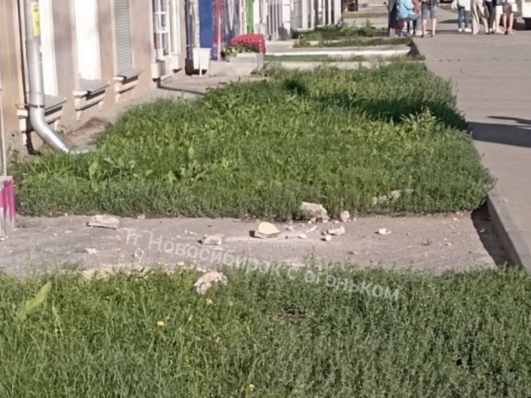 В Новосибирске у балконов многоэтажки опасно обвалилась штукатурка