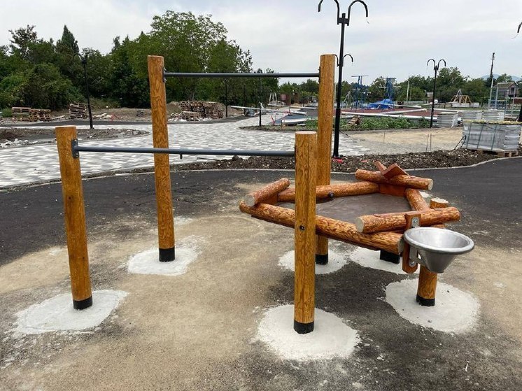 В Железноводске из упавших во время непогоды деревьев сделали детские площадки