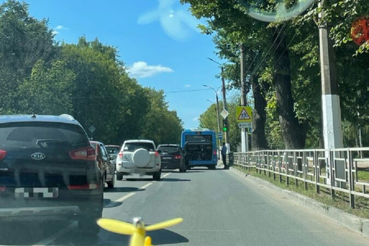 В Заволжском районе Твери из-за ДТП скопилась большая пробка - МК Тверь