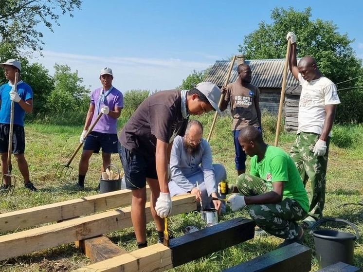 Африканские волонтёры помогают восстанавливать монастырь в Сараевском районе