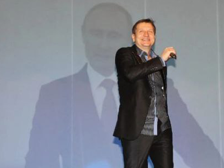 Теперь он поет о Бузовой и Баскове, а мечтает – о Лукашенко