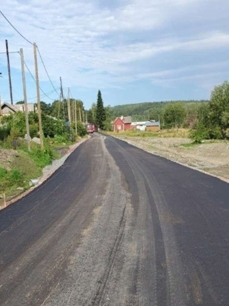 Новый асфальт вместо убитой дороги появился в поселке на западе Карелии