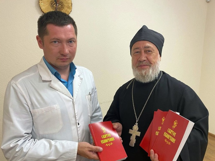 Глазовском межрайонной больнице передали 600 экземпляров книги "Святое Евангелие"