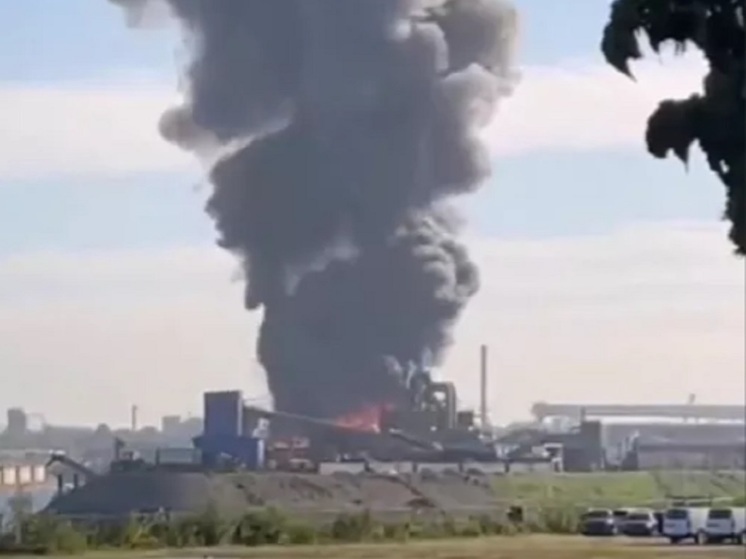 В Германии горит крупнейшая в стране свалка металлолома