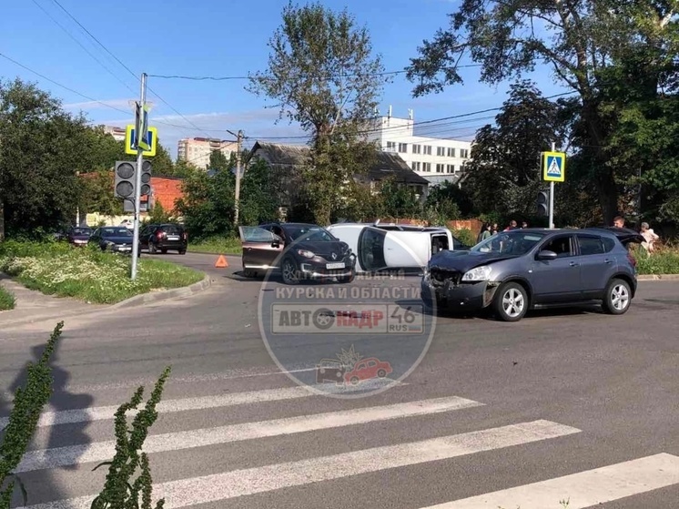 В Курске на «заколдованном перекрестке» на Суворовской произошло массовое ДТП