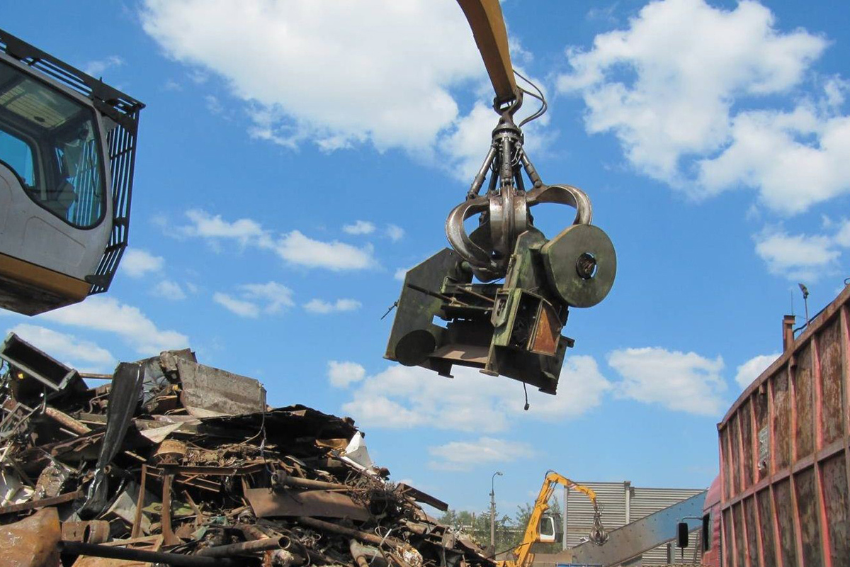 Beds, bathtubs, cylinders: the Russians began to hunt for scrap metal