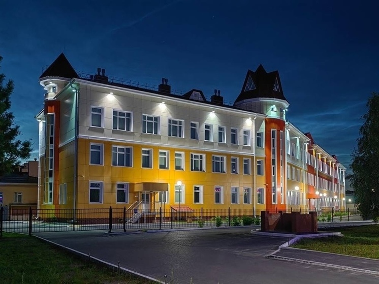 В Тарко-Сале на фасадах домов и детсадов монтируют новую подсветку