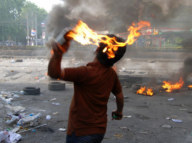 Baza: москвич бросил «коктейль Молотова» в здание военкомата в Зарайске