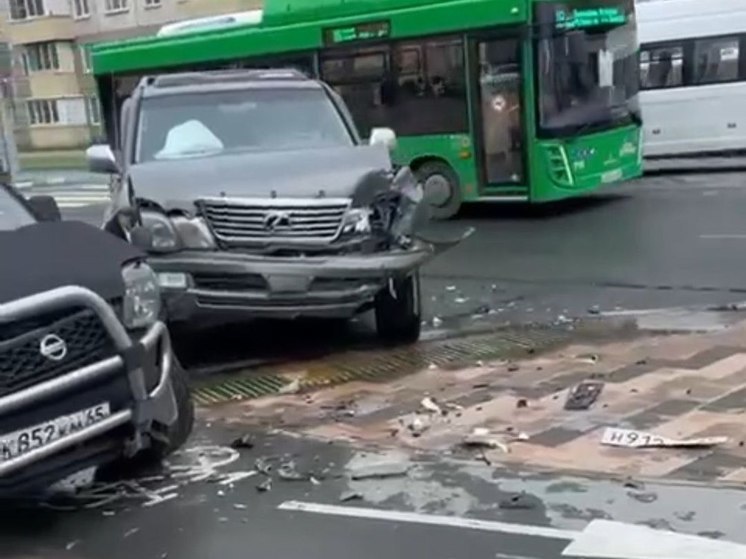Четыре автомобиля столкнулись в Южно-Сахалинске — видео с места аварии
