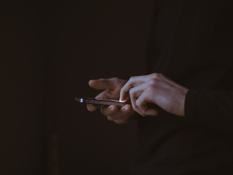 Чехол телефона не смог сберечь деньги жителя НАО