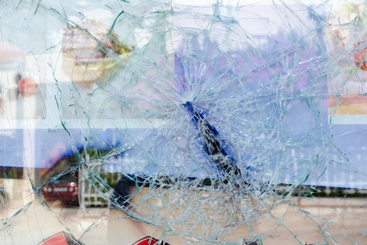 Пьяный житель Карелии от обиды разбил лобовое стекло в машине друга