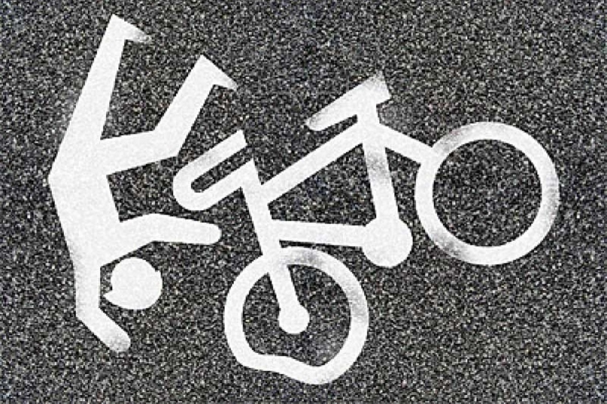 В Костромской области легковушка на дорожке для пешеходов сбила велосипедиста