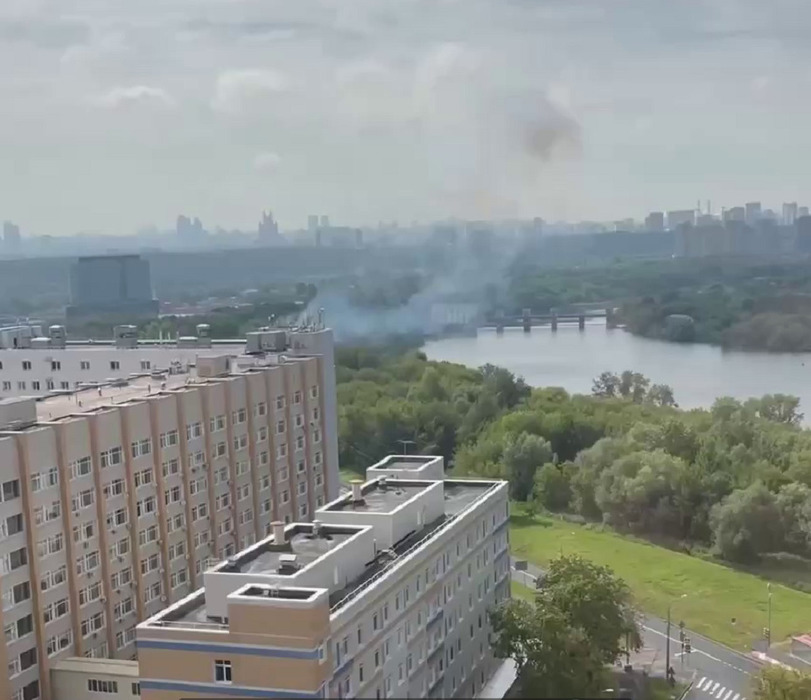 Летел над Москва-рекой: кадры полета и падения украинского беспилотника