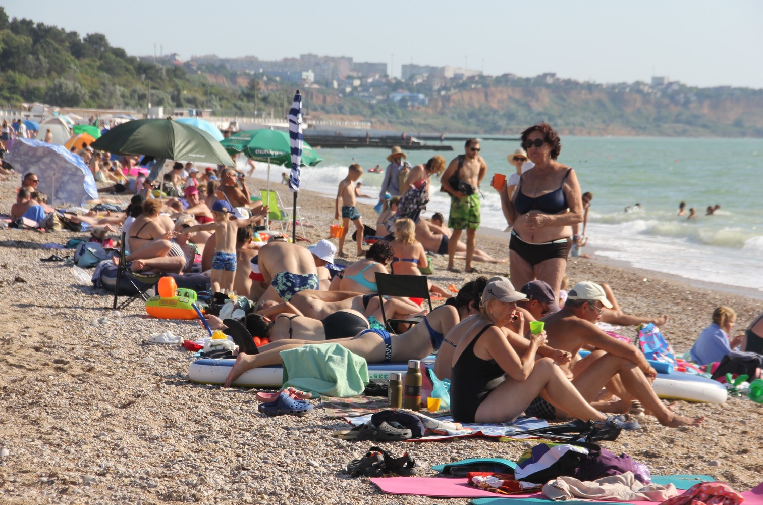 Как проходит курортный сезон в Крыму: аншлаг на пляже Любимовки