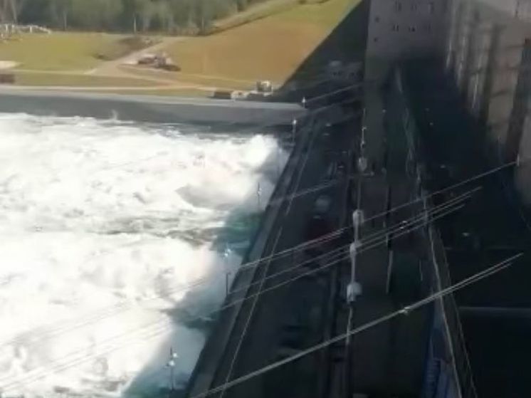 Сброс воды через плотину Иркутской ГЭС снизят в выходные