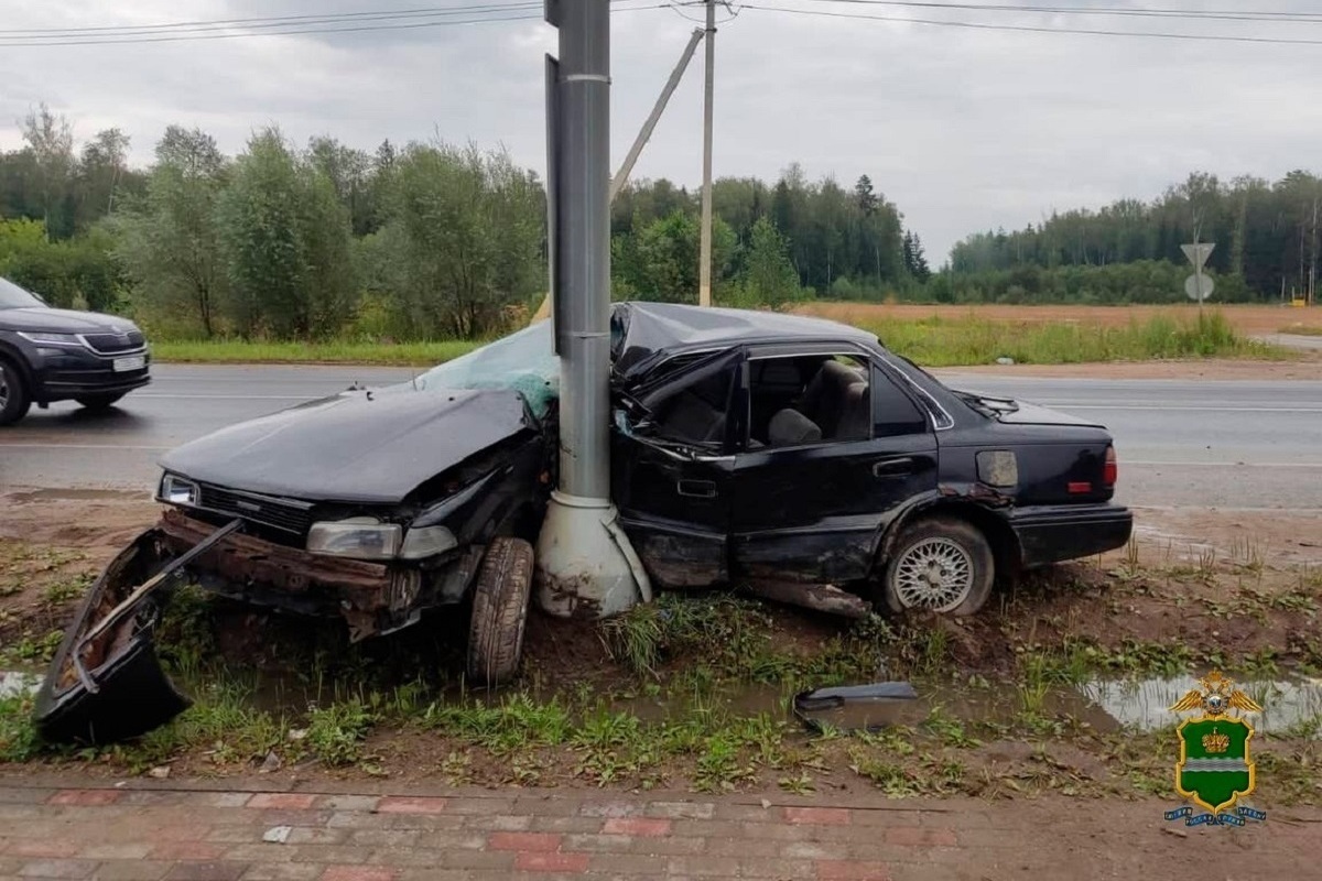 Приора врезалась в дом