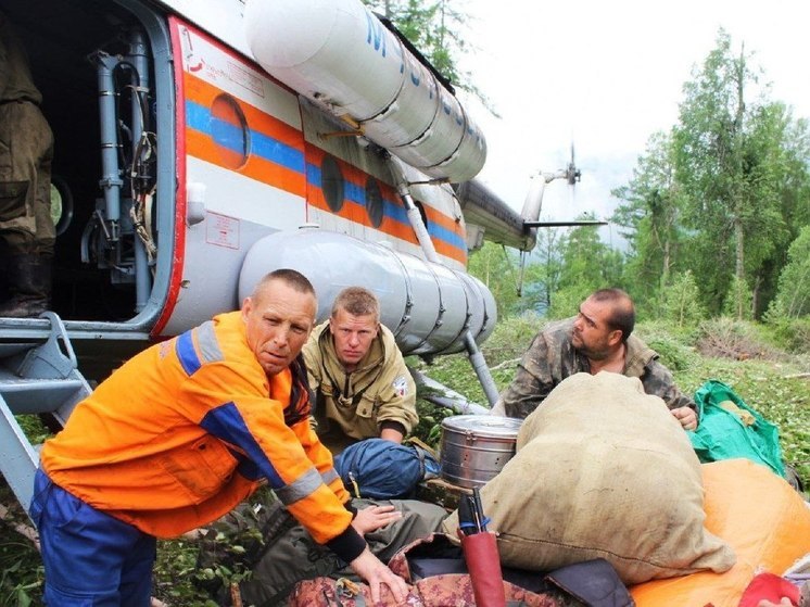 В Бодайбинский район переброшены 48 спасателей для тушения лесных пожаров
