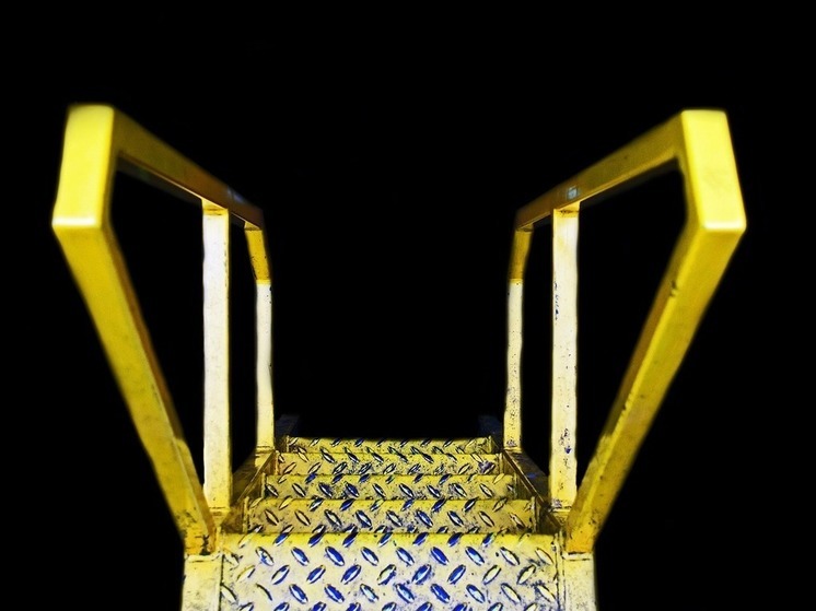 В Башкирии сотрудник мебельной компании едва не погиб, упав с лестницы