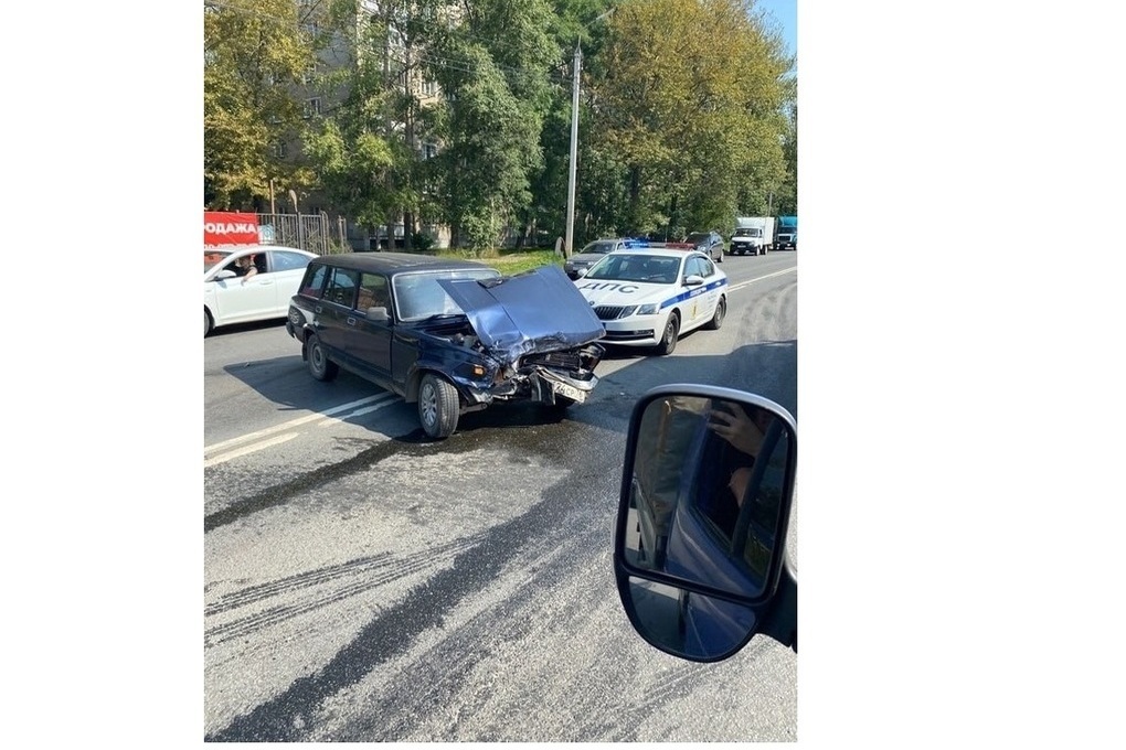 В Ярославле по дороге разбросало машины