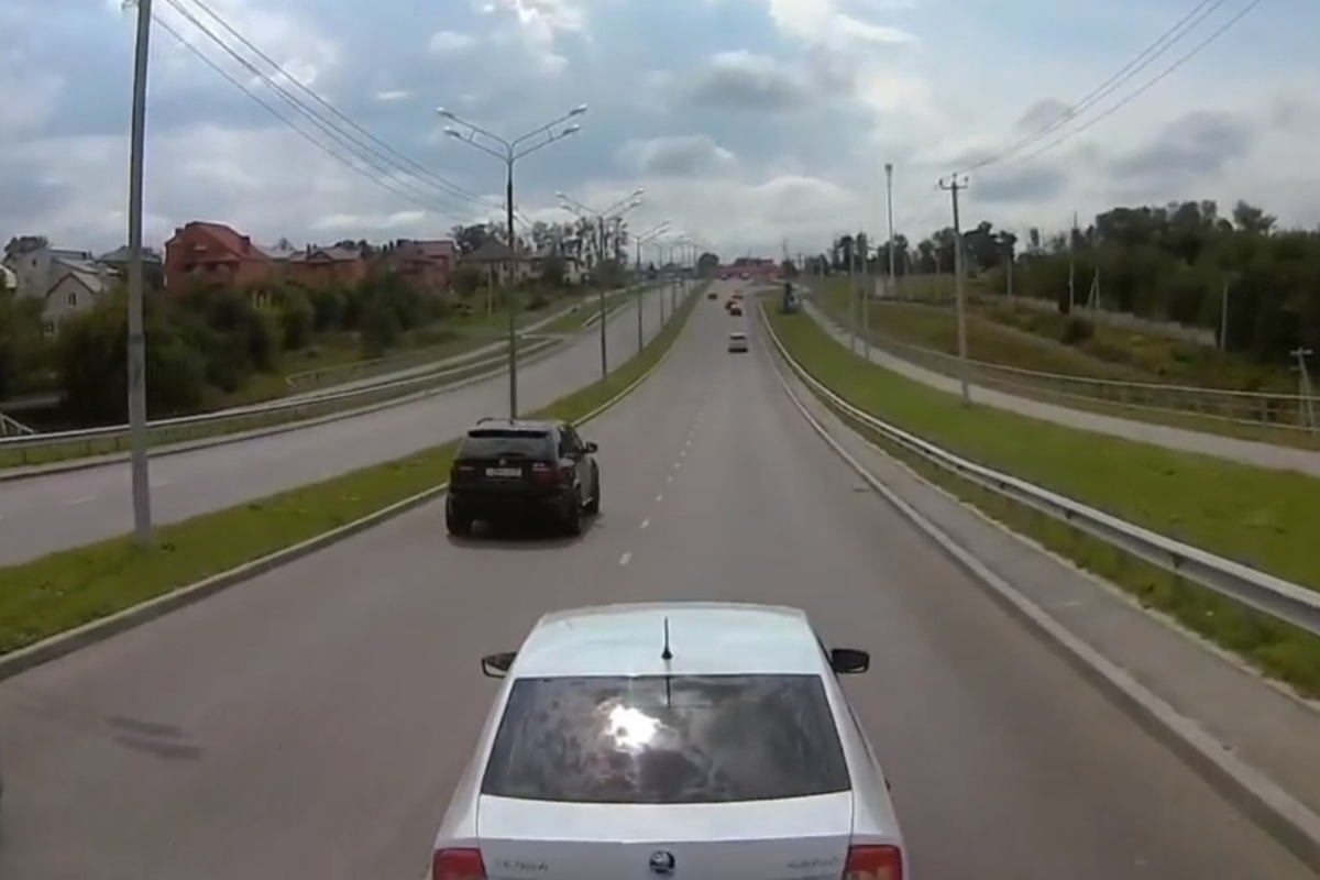 В Курске автоледи на «Шкоде» устроила дорожные войны с водителем грузовика
