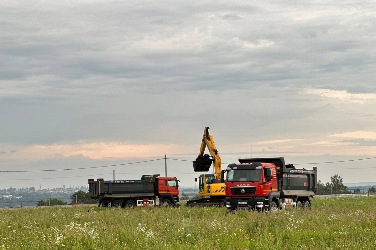 На стройплощадке в Стрелецком-23, где будет новая школа, приступили к  земляным работам - МК Белгород