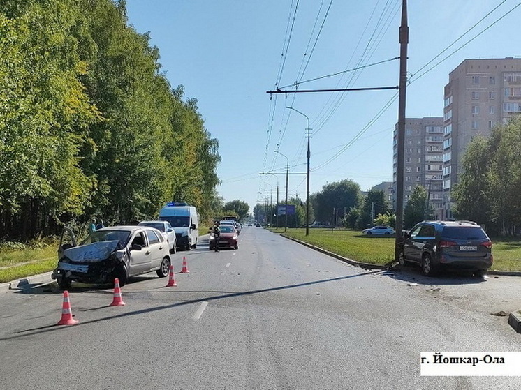 Четыре человека пострадали при столкновении авто в Йошкар-Оле