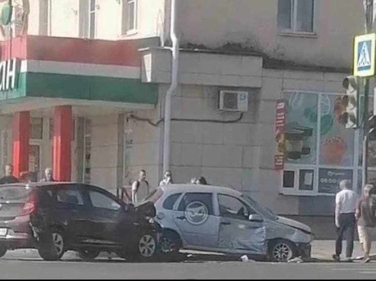 В центре Пензы две легковушки не поделили перекресток