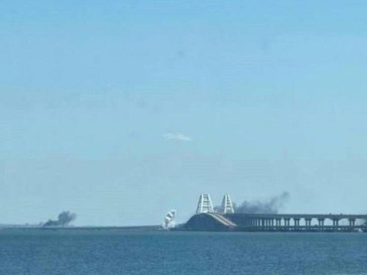 На Крымском мосту восстановили движение транспорта после попытки атаки