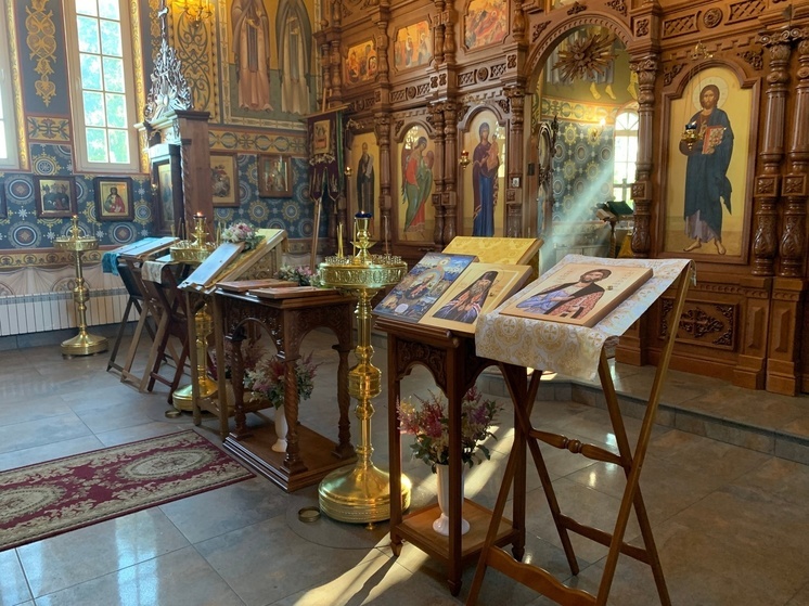 Тринадцать икон с частицами святых подарили женскому монастырю в Карелии