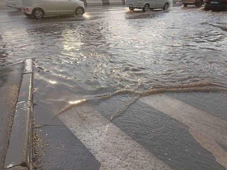 В Новосибирске ливень затопил улицы и дворы