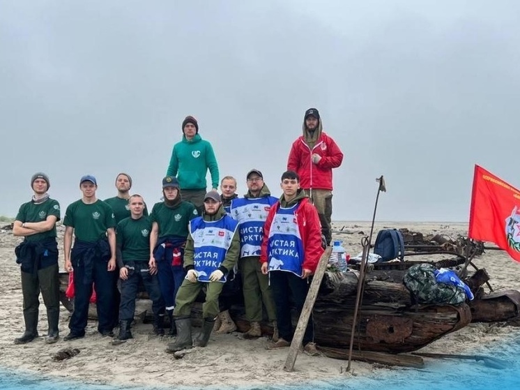 Группа волонтеров занимается уборкой побережья Баренцева моря