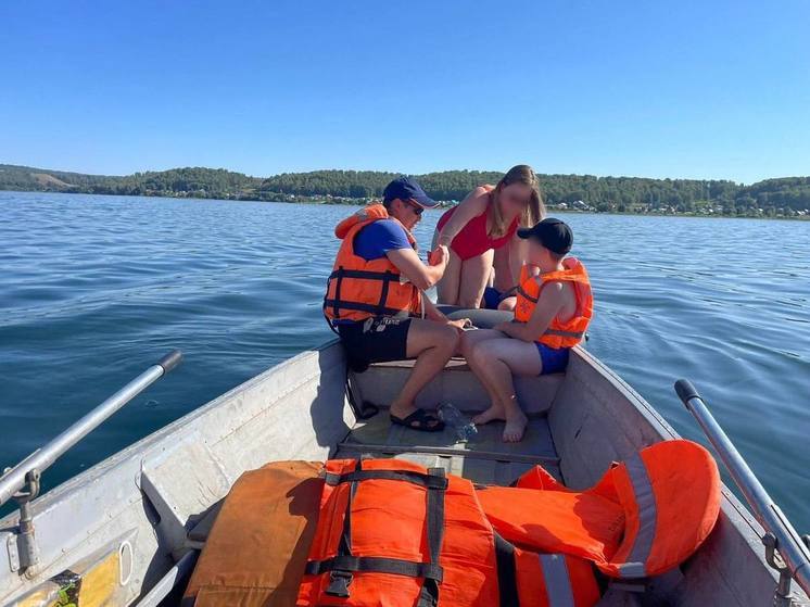 Четверо человек в Башкирии застряли на середине озера в Башкирии