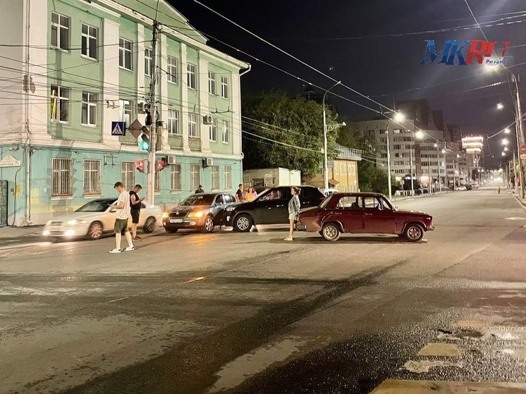 Вечером 12 августа на перекрёстке в центре Рязани произошла массовая авария