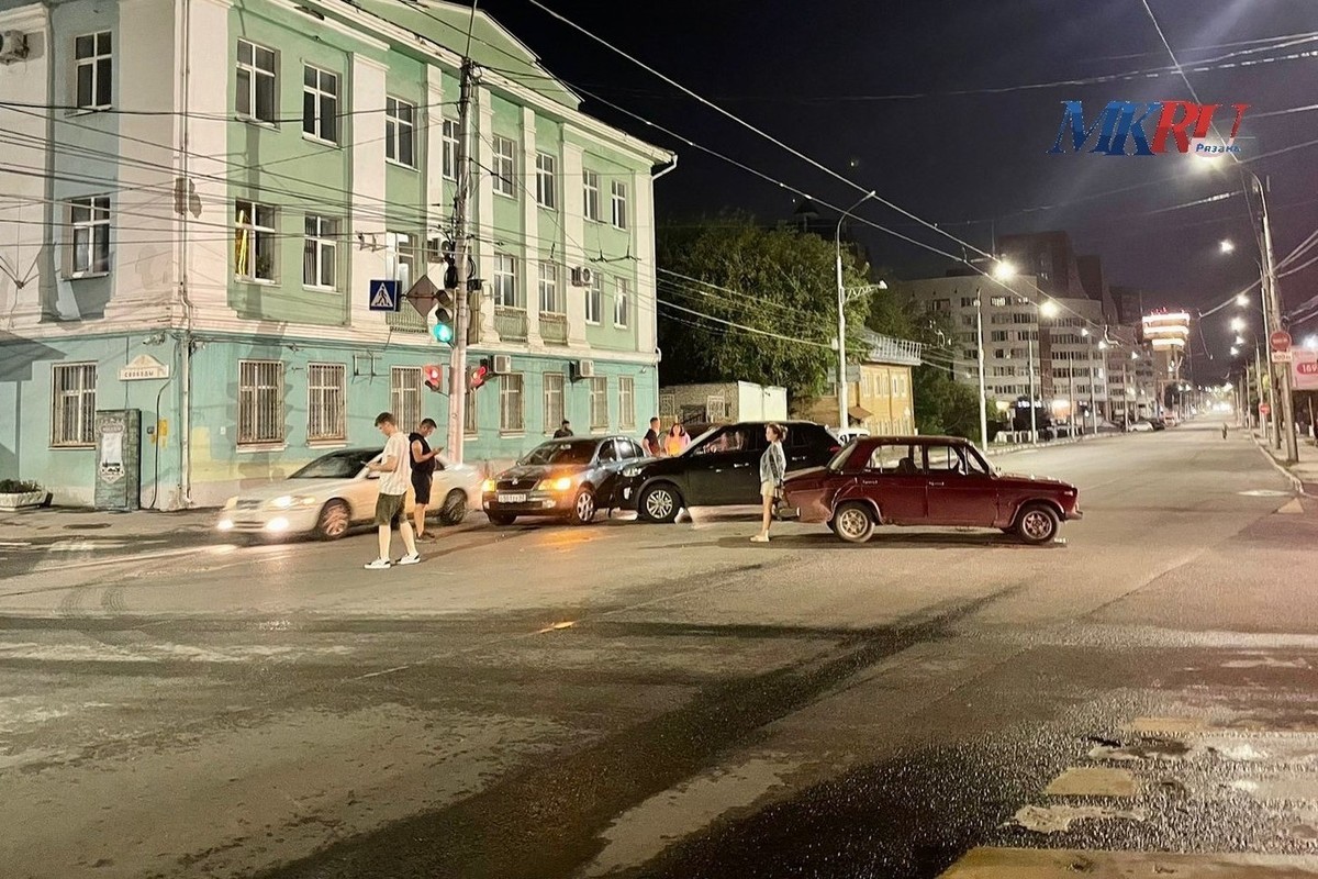 Вечером 12 августа на перекрёстке в центре Рязани произошла массовая