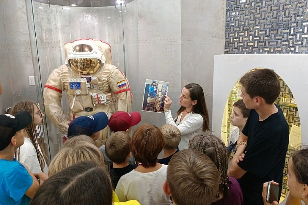 Дети из Запорожья побывали на экскурсии в кировском космоцентре