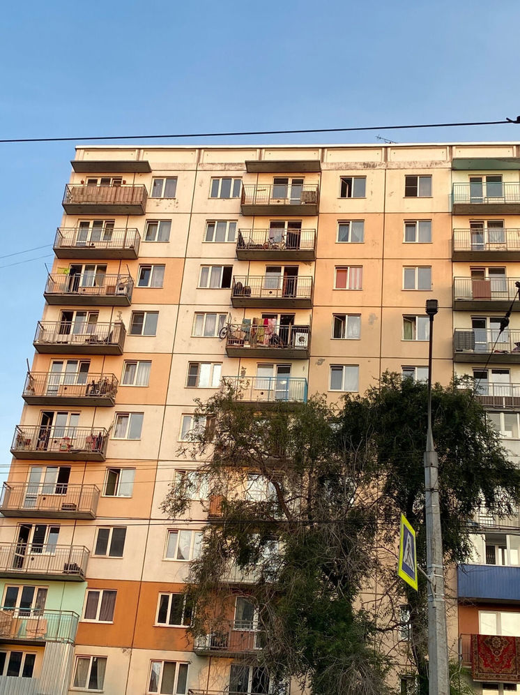 Опасная многоэтажка обеспокоила жителей Новокузнецка