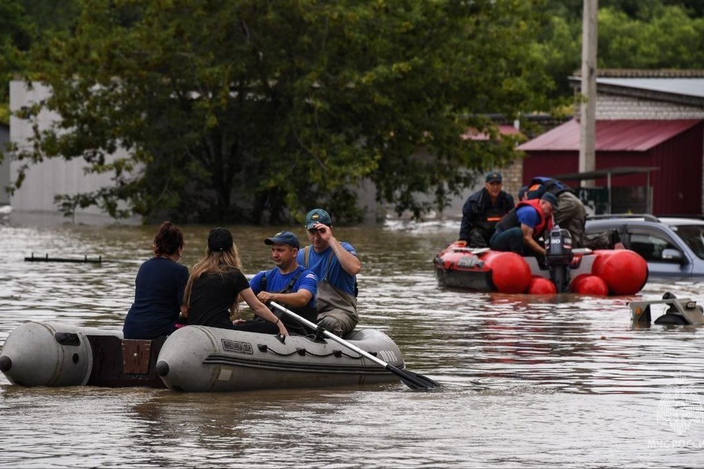 МЧС: в Приморье из-за наводнений эвакуированы более двух тысяч человек