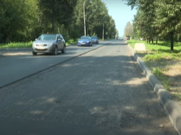 В Ярославле на улице Добрынина срезают только что уложенный асфальт