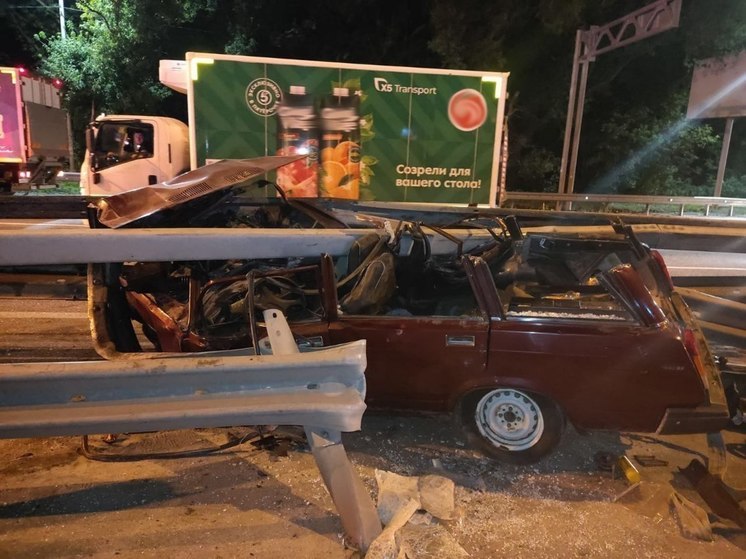 Под Воронежем с места ДТП госпитализировали въехавшего под металлический бордюр 18-летнего парня