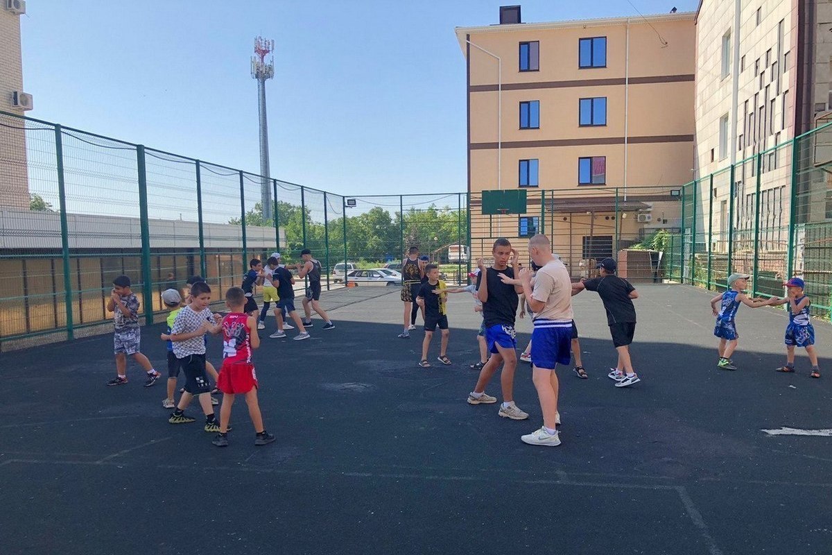 Во дворах Ставрополя проходят бесплатные спортивные занятия для детей