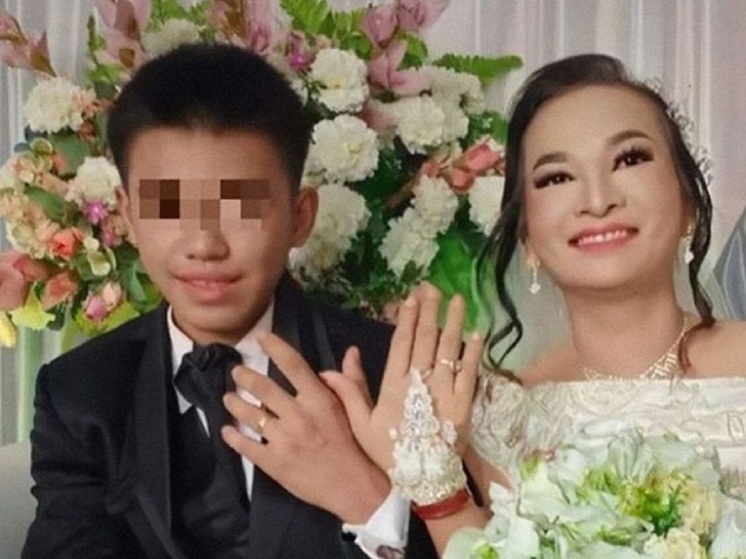 В Индонезии школьник женился на 41-летней подруге своей матери