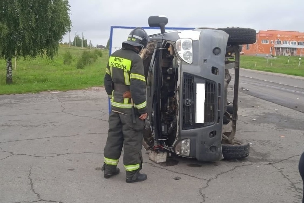 Под Орлом в ДТП перевернулся автомобиль