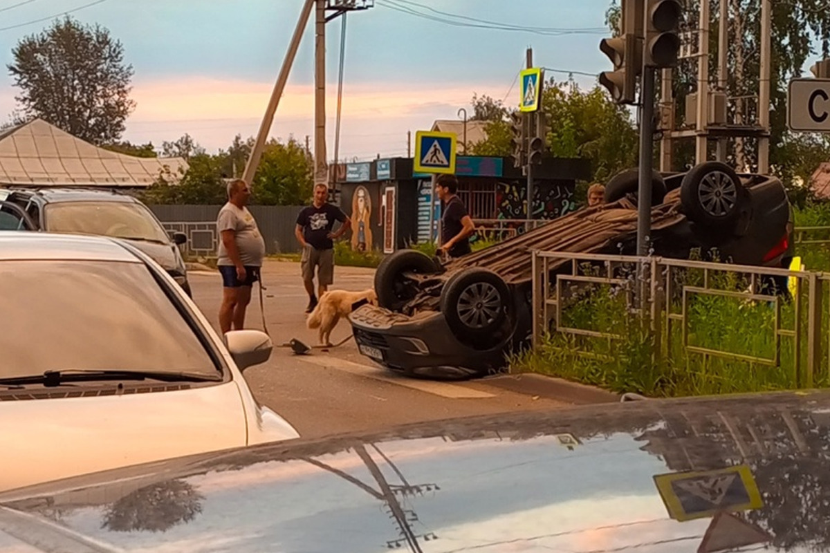 В Иванове рано утром 13 августа выехал с дороги и перевернулся автомобиль Dodge
